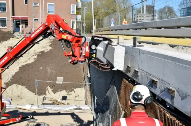 wagenborg_nedlift_at_work_with_the_Hoeflon_C10e_4900e57a19-rj8tihmq5tcath6ytzuthsp47qvafm8nk1a2acsoow (1)